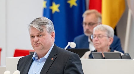 Die Staatsanwaltschaft ermittelt gegen den AfD-Landtagsabgeordneten Wilko Möller (l). (Archivbild) / Foto: Soeren Stache/dpa