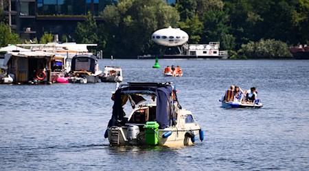 Bei gutem Wetter ist viel los auf Berlins Gewässern.   / Foto: Bernd von Jutrczenka/dpa