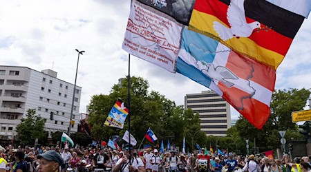 Tausende  von Teilnehmern der «Querdenker»-Demonstration zogen am Samstag durch die Berliner Innenstadt. / Foto: Carsten Koall/dpa