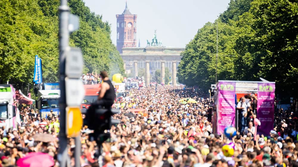 Tausende Menschen hatten im vergangenen Jahr bei «Rave the Planet» gefeiert. (Archivbild) / Foto: Christoph Soeder/dpa