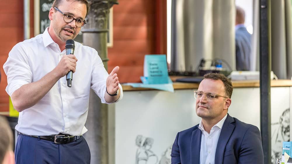 CDU-Spitzenkandidat Jan Redmann mit CDU-Bundesvize Jens Spahn in Spremberg. / Foto: Frank Hammerschmidt/dpa