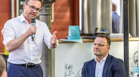 CDU-Spitzenkandidat Jan Redmann mit CDU-Bundesvize Jens Spahn in Spremberg. / Foto: Frank Hammerschmidt/dpa