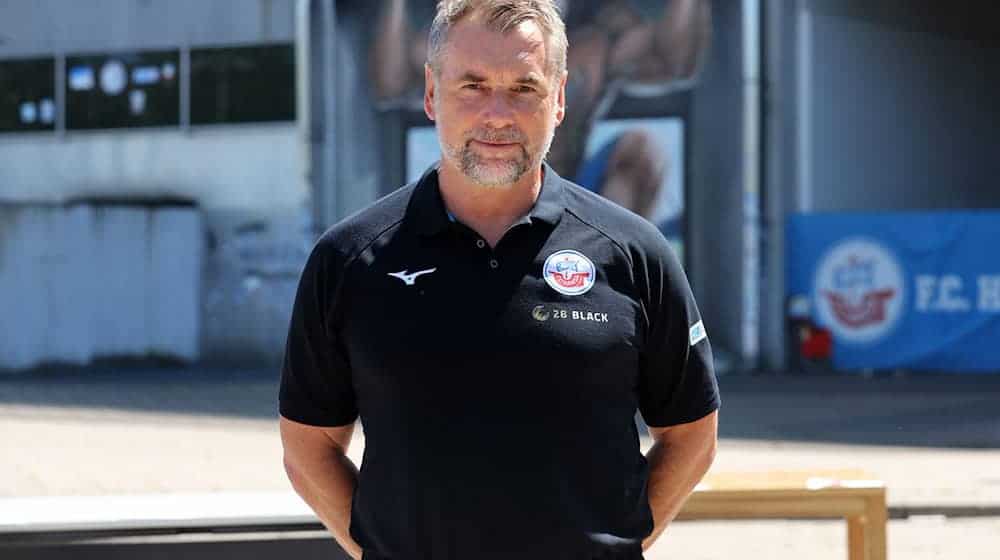 Freut sich auf das Pokalspiel gegen Hertha BSC: Hansa-Trainer Bernd Hollerbach. / Foto: Bernd Wüstneck/dpa