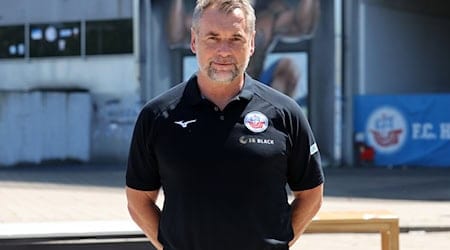 Freut sich auf das Pokalspiel gegen Hertha BSC: Hansa-Trainer Bernd Hollerbach. / Foto: Bernd Wüstneck/dpa