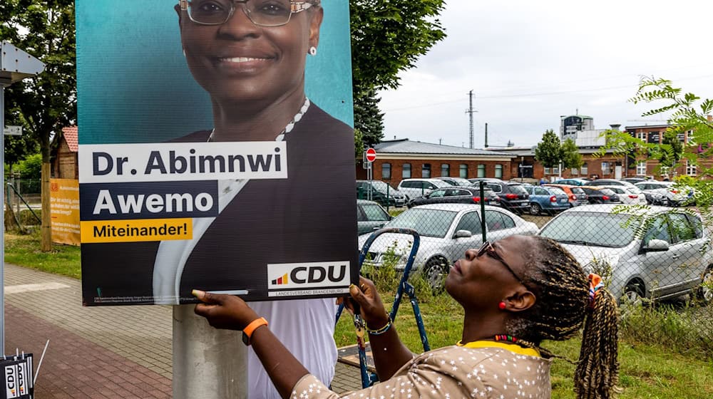 Die CDU-Politikerin Adeline Abimnwi Awemo wurde beim Aufhängen von Wahlplakaten in Cottbus angegriffen und rassistisch beleidigt. (Archivbild) / Foto: Frank Hammerschmidt/dpa