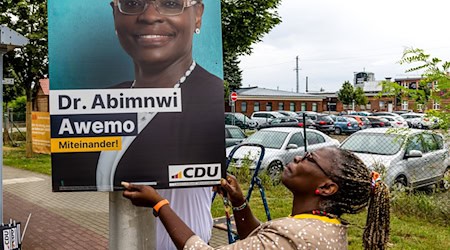 Die CDU-Politikerin Adeline Abimnwi Awemo wurde beim Aufhängen von Wahlplakaten in Cottbus angegriffen und rassistisch beleidigt. (Archivbild) / Foto: Frank Hammerschmidt/dpa