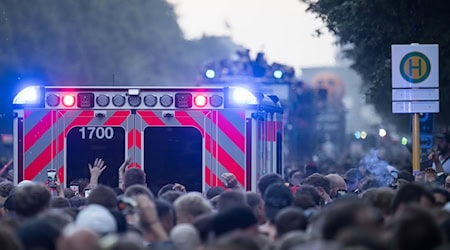 Sanitäter müssen rund 600 Mal bei der Technoparade «Rave The Planet» helfen. / Foto: Sebastian Christoph Gollnow/dpa