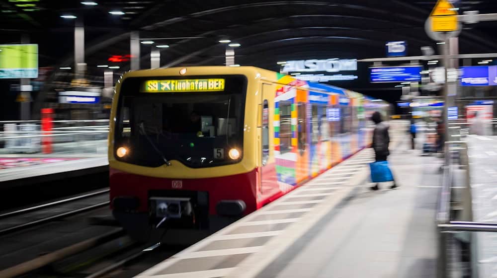 Die S9 fährt ab dem 16. September wochenlang nicht zum Flughafen BER. (Archivbild) / Foto: Christoph Soeder/dpa