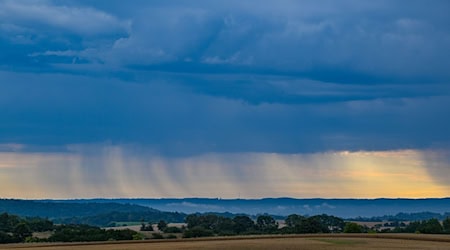 Der Deutsche Wetterdienst (DWD) hat für Berlin und Brandenburg Regen und Gewitter angekündigt. (Symbolbild) / Foto: Patrick Pleul/dpa/ZB