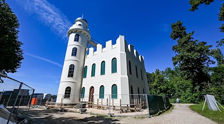 Das bei Touristen beliebte Holzschloss soll im Mai 2025 wieder öffnen. / Foto: Jens Kalaene/dpa