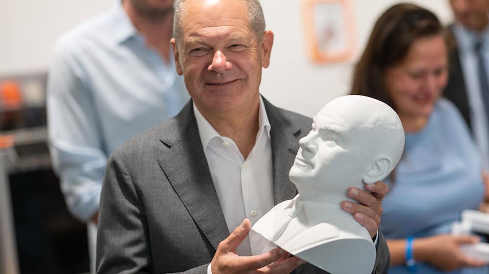 Mit eigener Büste aus dem 3-D-Drucker: Kanzler Olaf Scholz (SPD) im Hasso-Plattner-Institut. / Foto: Sebastian Christoph Gollnow/dpa