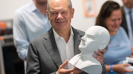 Mit eigener Büste aus dem 3-D-Drucker: Kanzler Olaf Scholz (SPD) im Hasso-Plattner-Institut. / Foto: Sebastian Christoph Gollnow/dpa