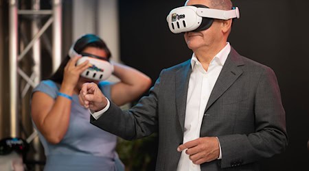 Testen VR-Brillen beim Hasso-Plattner-Institut: Kanzler Olaf Scholz und Brandenburgs Wissenschaftsministerin Manja Schüle. / Foto: Sebastian Christoph Gollnow/dpa