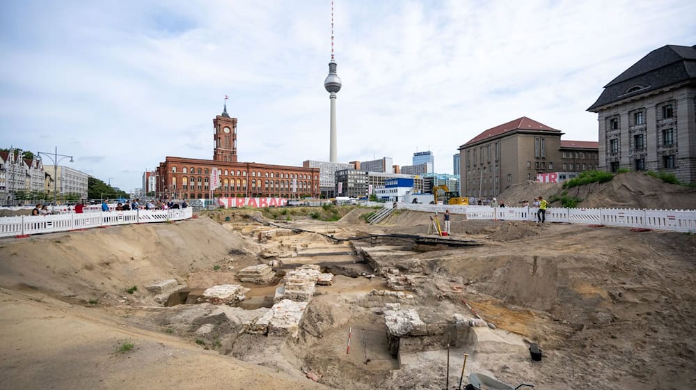 Am Molkenmarkt haben Archäologen bereits rund 600.000 Funde geborgen. / Foto: Christophe Gateau/dpa