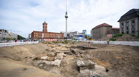 Am Molkenmarkt haben Archäologen bereits rund 600.000 Funde geborgen. / Foto: Christophe Gateau/dpa