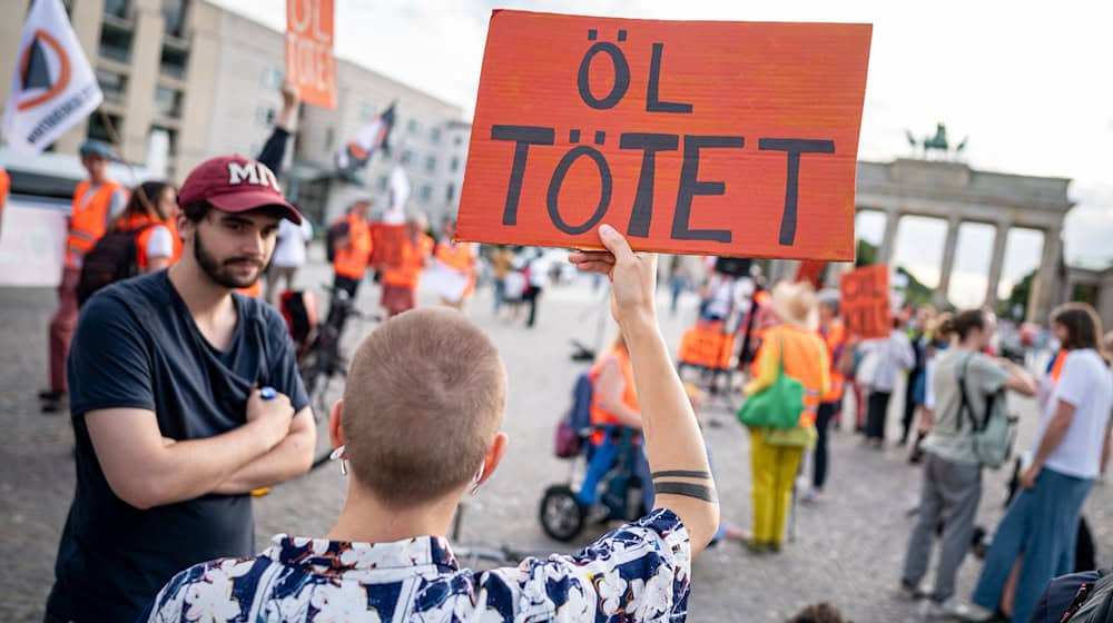 Nach der Razzia hat die Letzte Generation zu einer Versammlung am Brandenburger Tor aufgerufen, um Solidarität zu zeigen. / Foto: Fabian Sommer/dpa