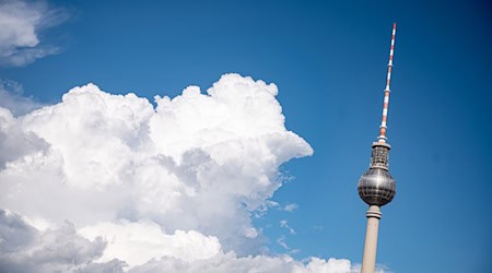 Trotz einiger Wolken am Himmel wird es in der Hauptstadtregion am Donnerstag sommerlich heiß. (Archivfoto) / Foto: Fabian Sommer/dpa