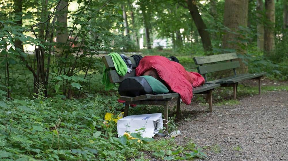 «Obdachlosigkeit ist kein Winterproblem», heißt es von der Berliner Stadtmission. (Archivbild) / Foto: Paul Zinken/dpa