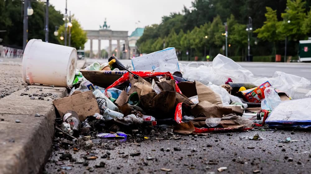 Bei der Technoparade entstanden wieder Berge an Müll. (Archivbild) / Foto: Christoph Soeder/dpa