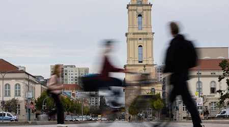 Mit einem Festakt wird der wiedererrichtete Turm der umstrittenen Garnisonkirche wiedereröffnet. / Foto: Christoph Soeder/dpa