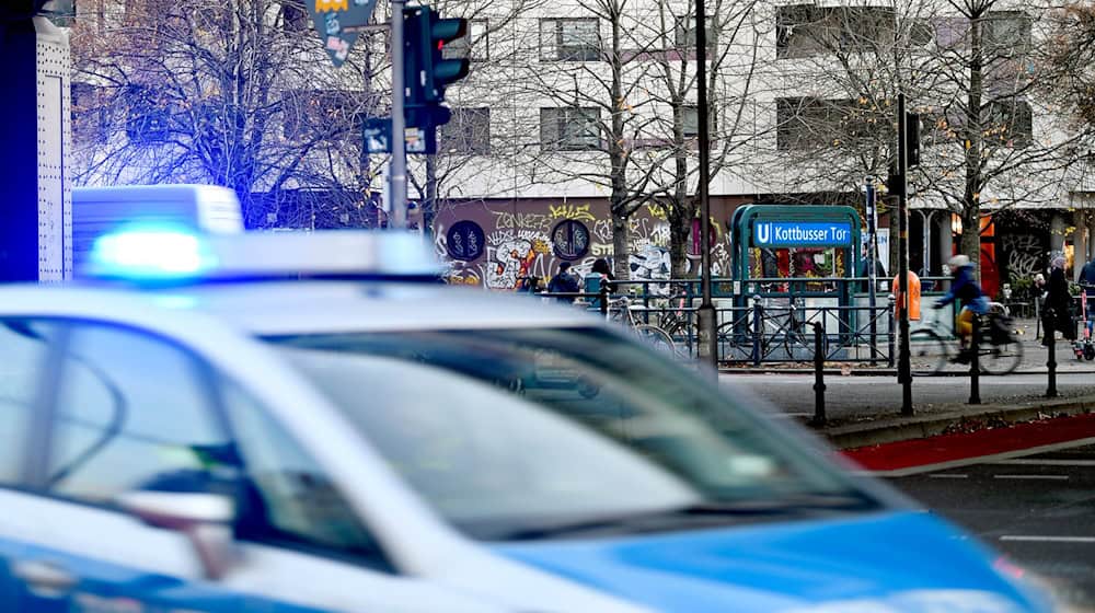 Ein mutmaßlicher Taschendieb versuchte, aus der Polizeiwache am Kottbusser Tor zu fliehen. Er sprang mehrere Meter in die Tiefe. (Symbolbild) / Foto: Philipp Znidar/dpa