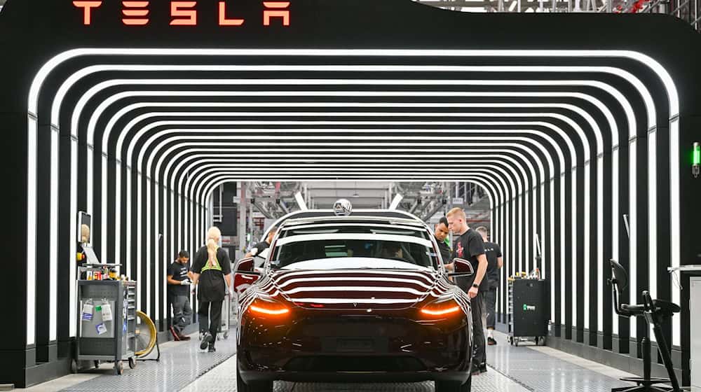 Lässt Zeitpunkt für Ausbau offen: Elektroautobauer Tesla (Archivbild). / Foto: Patrick Pleul/dpa