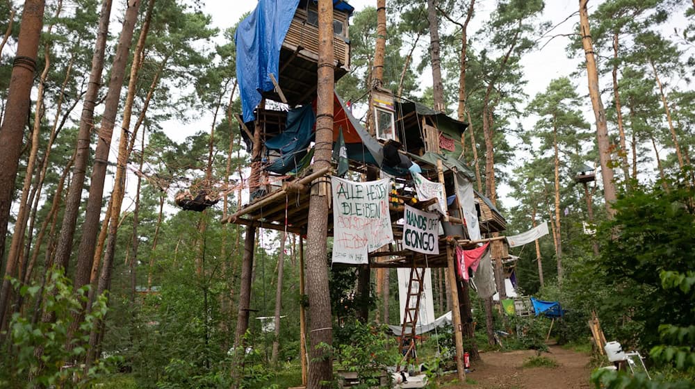 Das Protestcamp am Tesla-Werk existiert mittlerweile seit einem halben Jahr. / Foto: Sebastian Gollnow/dpa