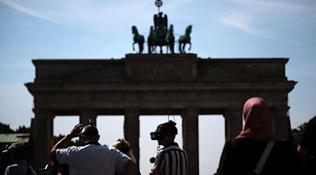 Bei Touristen besonders beliebt: Das Brandenburger Tor. / Foto: Sebastian Gollnow/dpa