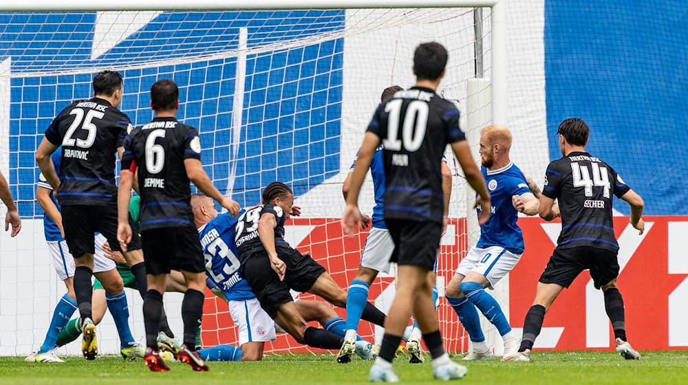 Derry Scherhant brachte Hertha in Rostock in Führung. / Foto: Axel Heimken/dpa