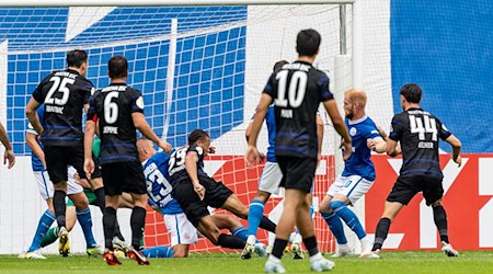 Derry Scherhant brachte Hertha in Rostock in Führung. / Foto: Axel Heimken/dpa