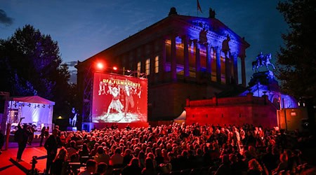 Mit «Saxophon-Susi» starteten die Open-Air-Filmnächte vor historischer Kulisse. / Foto: Jens Kalaene/dpa