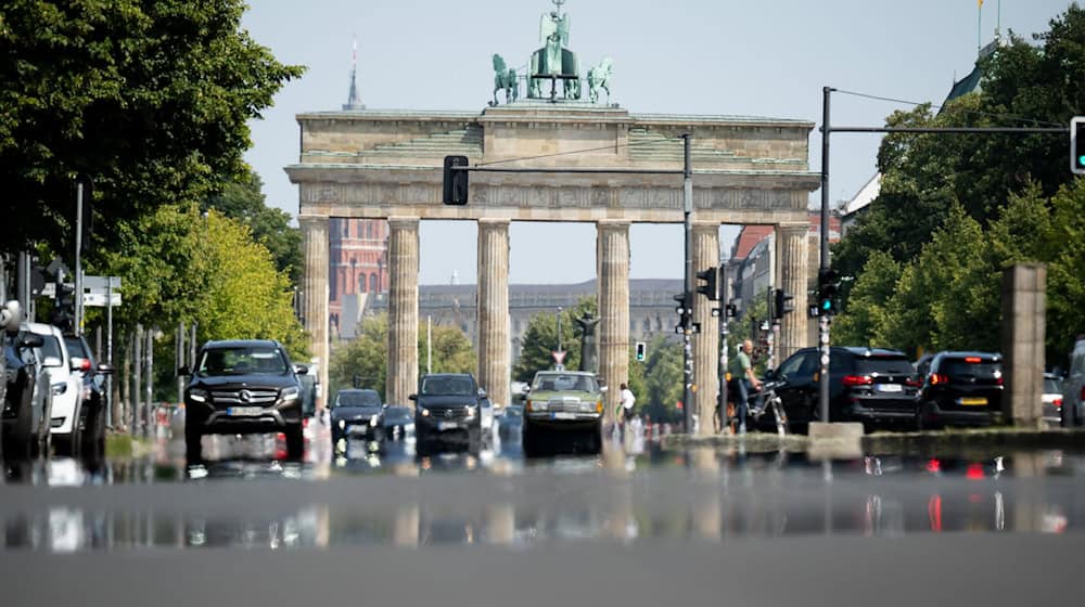 Bis zu 30 Grad erwartet die Menschen in Berlin und Brandenburg am Montag. (Archivfoto) / Foto: Sebastian Gollnow/dpa