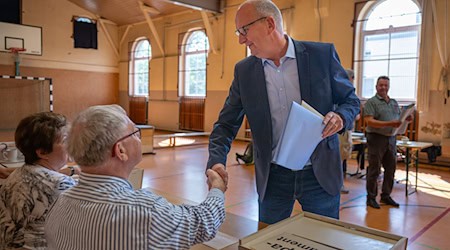 Sie werden vielerorts gesucht: Wahlhelferinnen und Wahlhelfer - wie hier mit Dietmar Woidke - für die Landtagswahl in Brandenburg. (Archivbild) / Foto: Monika Skolimowska/dpa