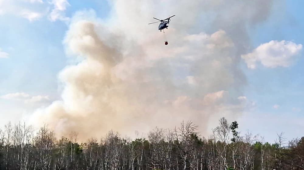 Der Brand bei Jüterbog ist kleiner geworden, die Löscharbeiten wurden eingestellt. / Foto: Julian Stähle/dpa