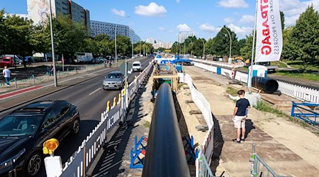 Die Berliner Wasserbetriebe lassen in Berlin-Lichtenberg eine alte Wasserleitung austauschen. / Foto: Carsten Koall/dpa