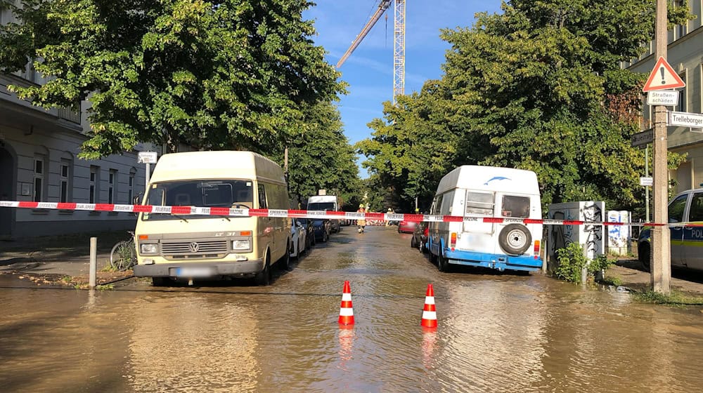 In Berlin-Pankow steht nach einem Wasserrohrbruch eine Straße unter Wasser. / Foto: Silke Sullivan/dpa