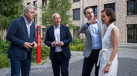 Wegner verspricht beim Besuch von Lieferando mehr Unterstützung für einst als Start-ups gestartete und inzwischen etablierte Unternehmen. / Foto: Monika Skolimowska/dpa