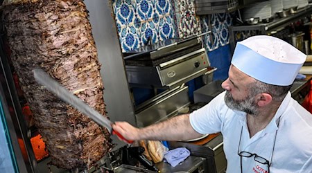 Um den Spieß geht's: Nach dem Willen eines türkischen Verbands soll die Dönerherstellung künftig klar reglementiert werden. (Archivbild) / Foto: Jens Kalaene/dpa