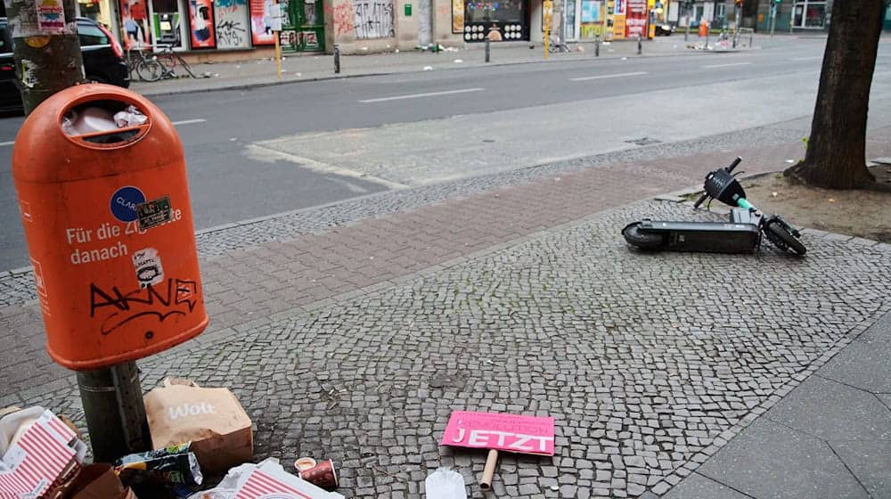 27.000 Mülleimer gibt es in Berlin - überfüllt sind sie manchmal trotzdem. / Foto: Annette Riedl/dpa