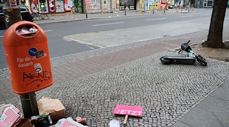 27.000 Mülleimer gibt es in Berlin - überfüllt sind sie manchmal trotzdem. / Foto: Annette Riedl/dpa