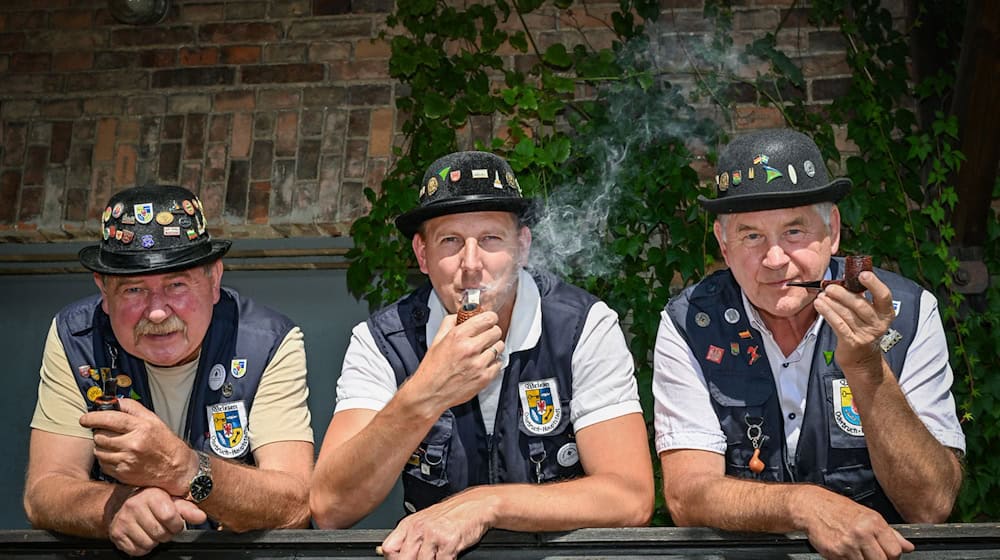 Eckhard Brennecke (l-r), sein Sohn Nico und Peter Sperr vom Pipe-Club-Wriezen rauchen Pfeife. / Foto: Patrick Pleul/dpa