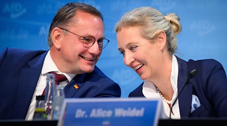 Die AfD-Vorsitzende, Alice Weidel, zeigt sich bei einer Pressekonferenz zufrieden mit dem Stimmenzuwachs der AfD bei der Landtagswahl in Brandenburg, obwohl die Partei ihr Ziel verfehlt hat, stärkste Kraft zu werden.  / Foto: Bernd von Jutrczenka/dpa