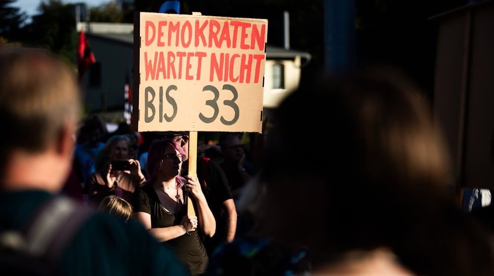 Demonstranten protestieren gegen die Wahlparty der AfD und rechtsextreme Politik. / Foto: Christoph Soeder/dpa