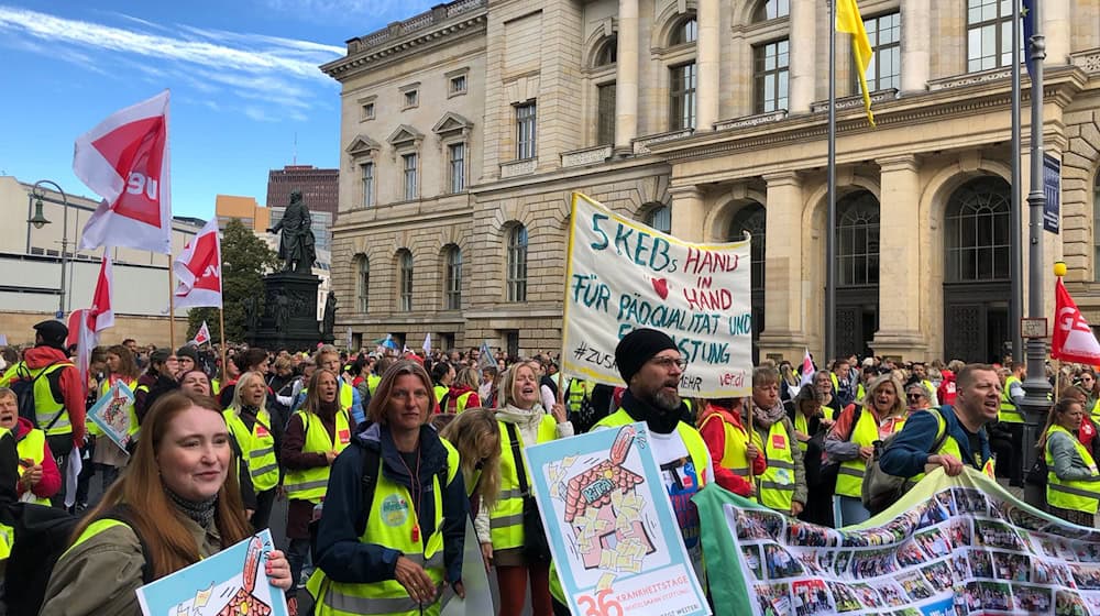 Mehrere hundert Mitarbeiter städtischer Kitas protestierten am Donnerstagmorgen vor dem Berliner Landesparlament.  / Foto: Andreas Heimann/dpa