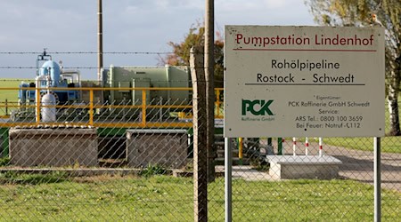 Zwei Klimaaktivisten stehen in Neubrandenburg wegen Angriffen auf Pumpstationen einer Ölleitung vor Gericht. / Foto: Bernd Wüstneck/Deutsche Presse-Agentur GmbH/dpa