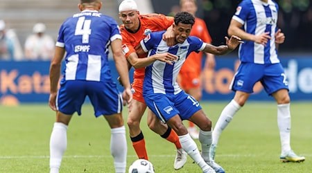 Jeremy Dudziak (r) fehlt Hertha in den kommenden Spielen. / Foto: Andreas Gora/dpa