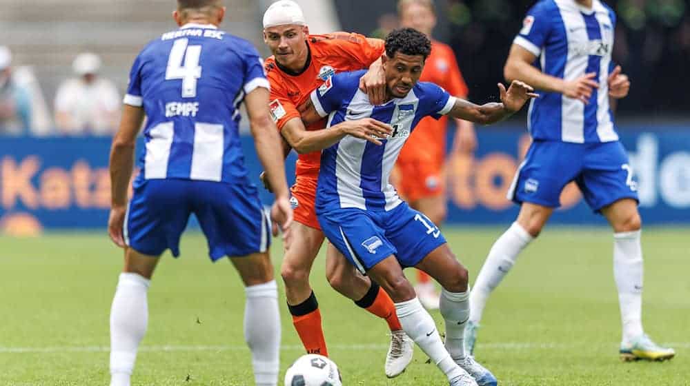 Jeremy Dudziak (r) fehlt Hertha in den kommenden Spielen. / Foto: Andreas Gora/dpa