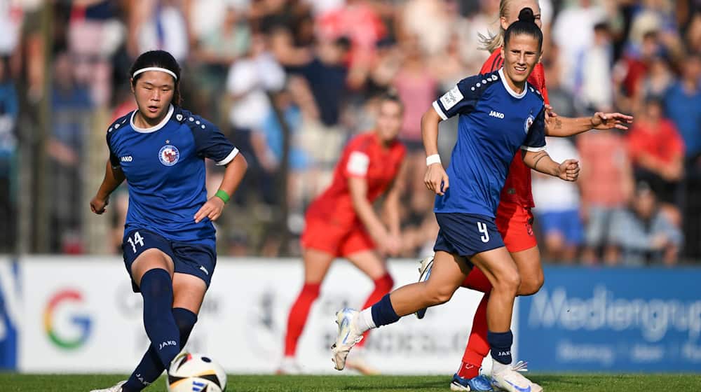 Turbine Potsdams Sara Ito (l) am Ball / Foto: Sebastian Christoph Gollnow/dpa