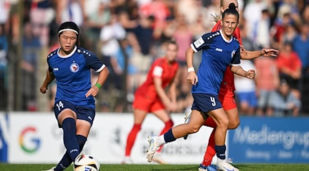 Turbine Potsdams Sara Ito (l) am Ball / Foto: Sebastian Christoph Gollnow/dpa