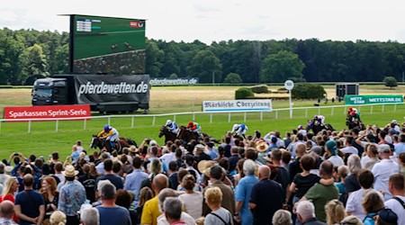 Die Zuschauer in Hoppegarten sahen einen Außenseitersieg im Hauptereignis. / Foto: Gerald Matzka/dpa-Zentralbild/dpa